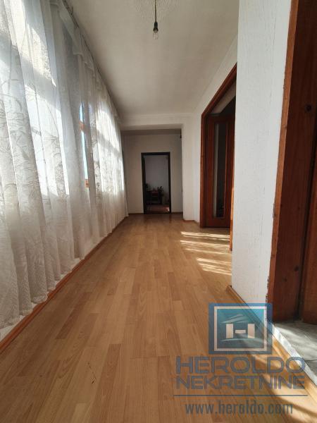 Kuća u Voljavču, kod škole