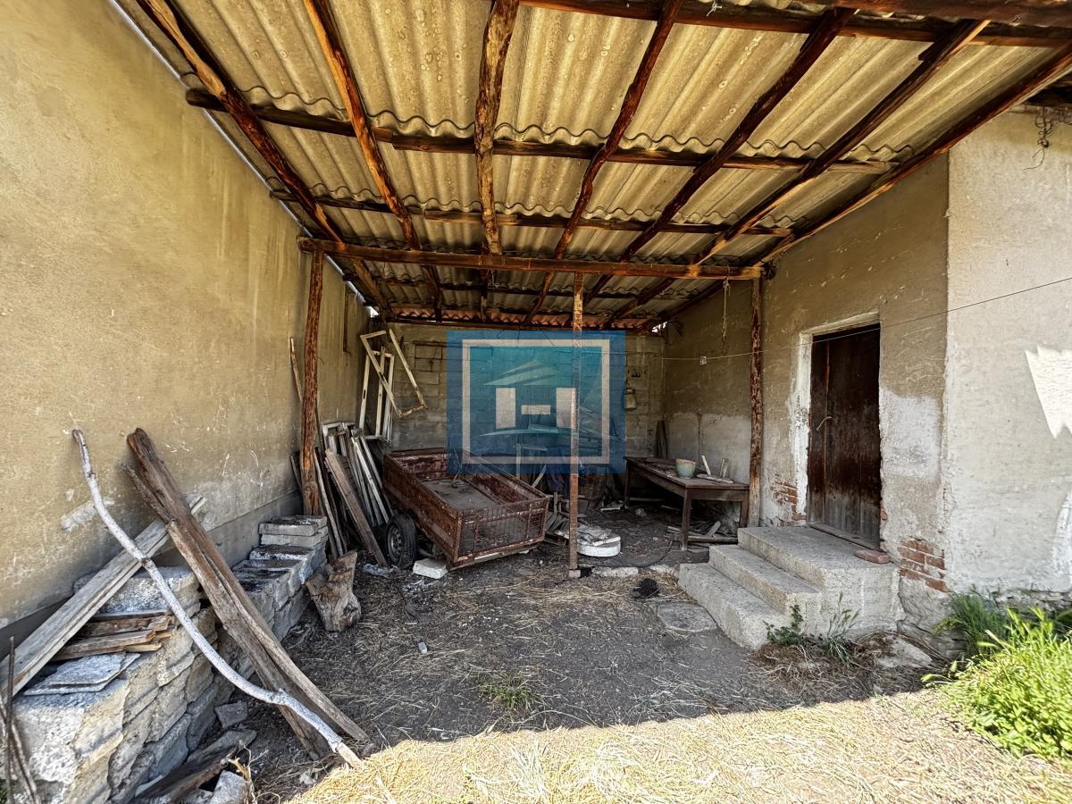 Kuća i plac na periferiji grada-Majur