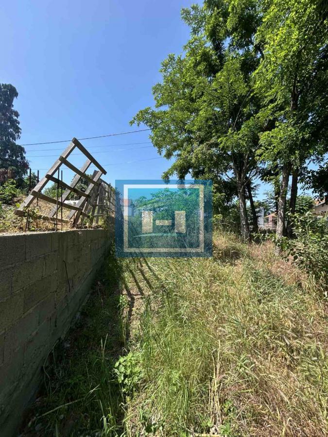 Plac za izgradnju kuće u Lapovu, na parceli stara kuća i započet objekat