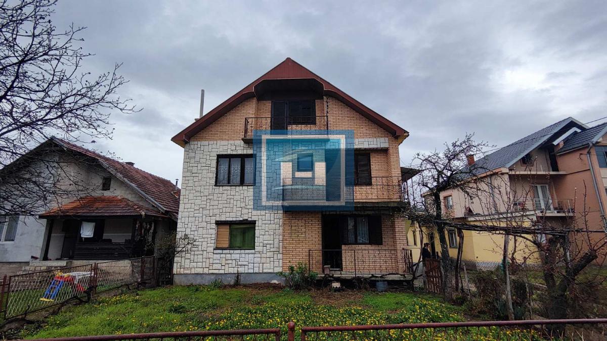 Kuća u centralnom delu Batočine pogodna za višečlane porodice