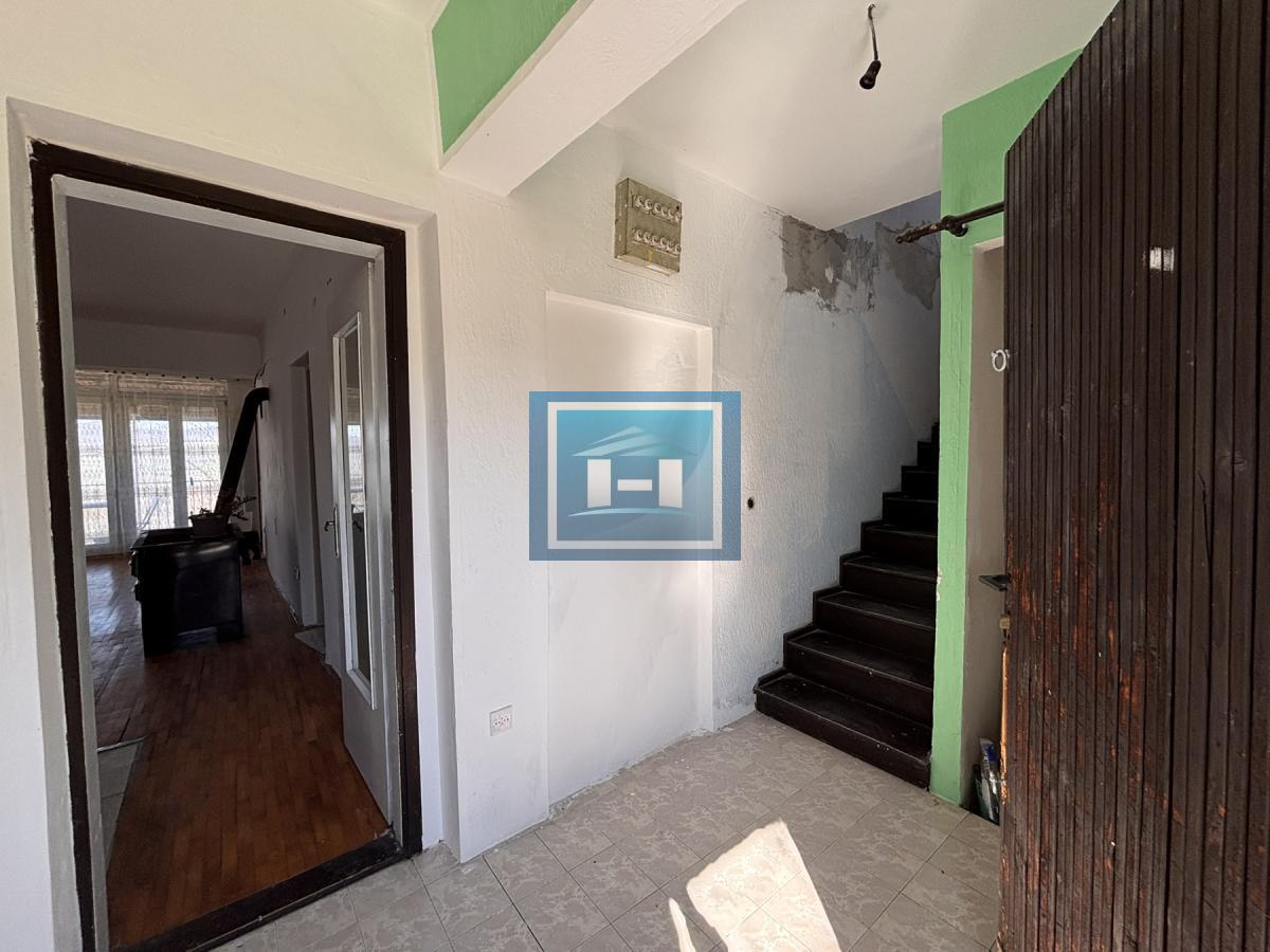 Seosko domaćinstvo – kuća preko 300 m² na placu preko 30 ari