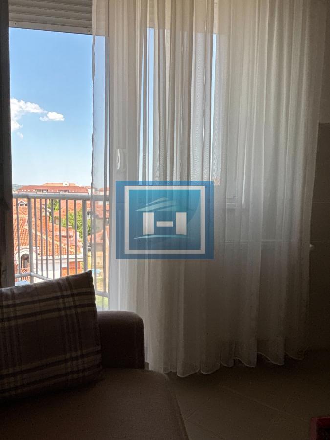 Izdajemo kompletno namešten  dvosoban stan u Wingu