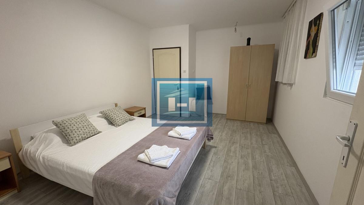 NAŠA TOPLA PREPORUKA – RENOVIRANA PRIZEMNA KUĆA U MIRNOM DELU GRADA SA UREĐENIM DVORIŠTEM