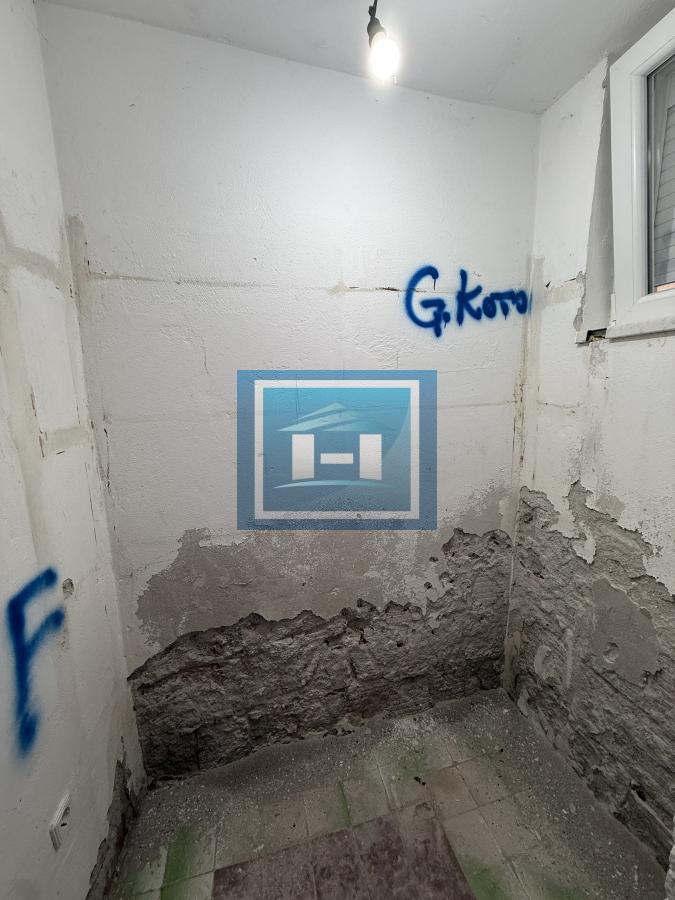 Dve kuće u Glavincima sa velikim imanjem -samo 8 km od grada