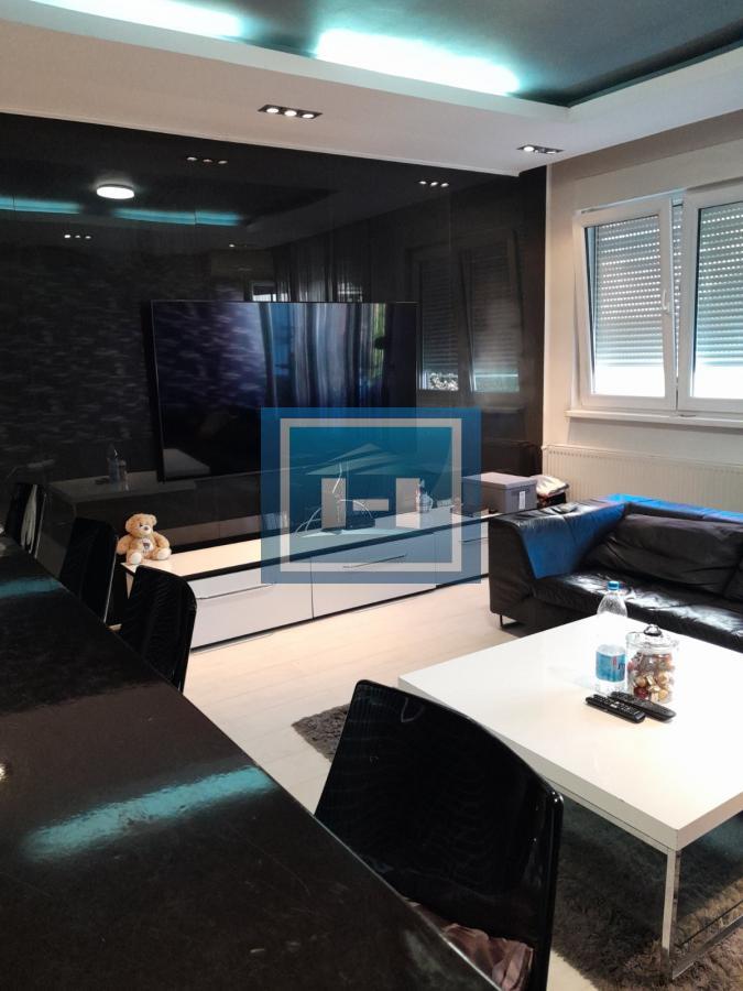 Na prodaju jednoiposoban stan – sam centar Kragujevca, pogled na crkvu!