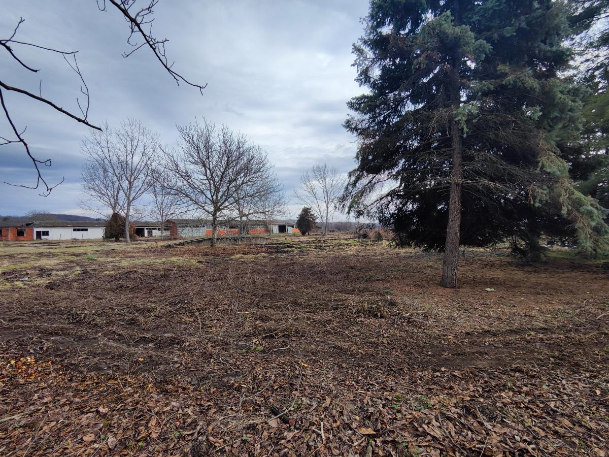 Gradjevinsko zemljište veće površine sa poslovnim objektima na glavnom putu u Glogovcu