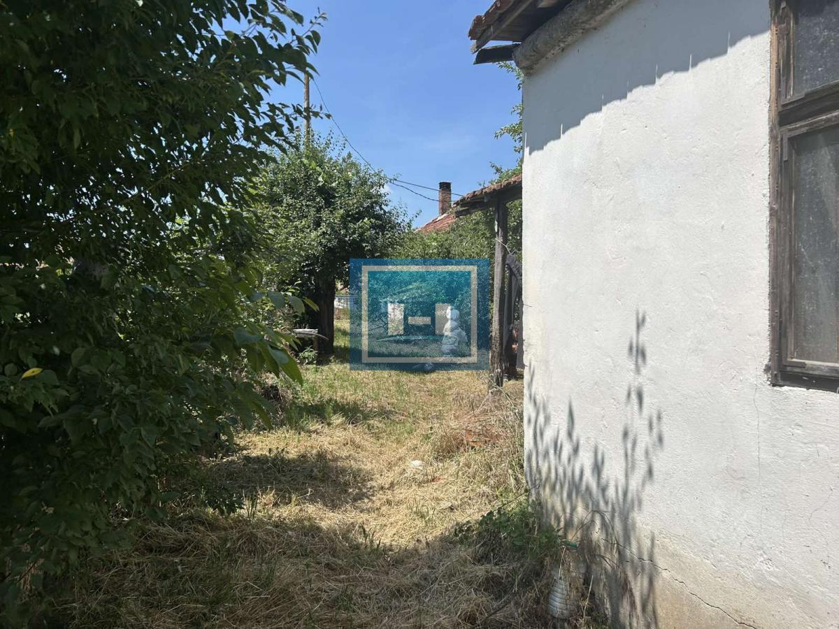 Plac za izgradnju kuće u Lapovu, na parceli stara kuća i započet objekat