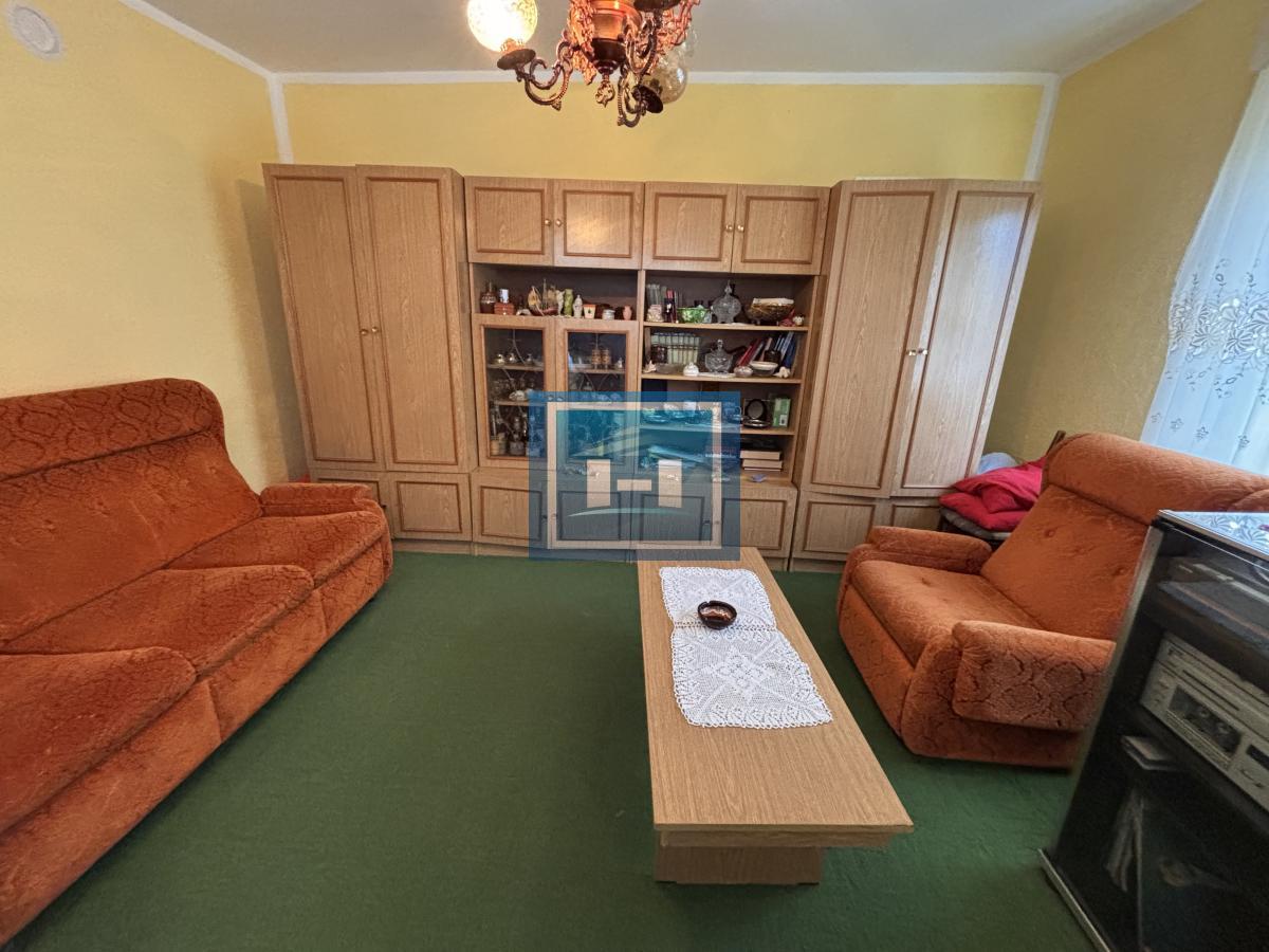 Dve useljive kuće u samom centru sela!!!