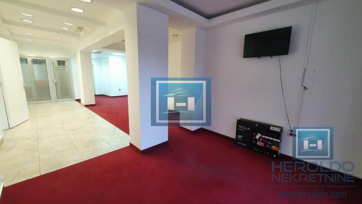 Izdavanje poslovnog prostora u strogom centru Jagodine – odlična lokacija, 171 m²