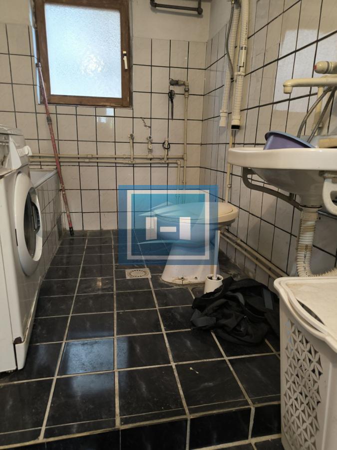 Na prodaju kuća – blizina bolnice, 350m² sa garažom za kamione od 80m²