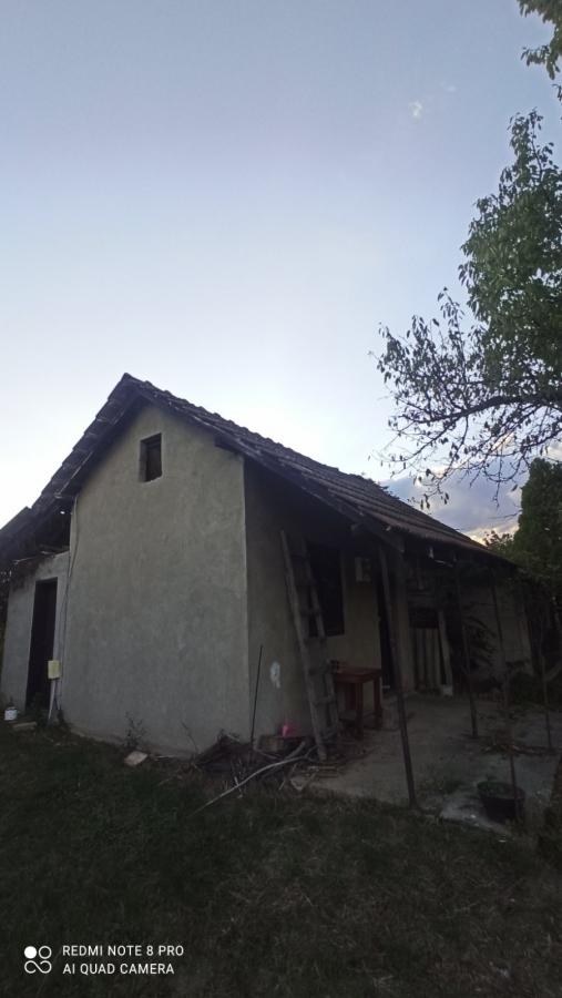 Parcela za izgradnju sa svim priključcima i uknjiženim objektom za adaptaciju u Crvenim livadama