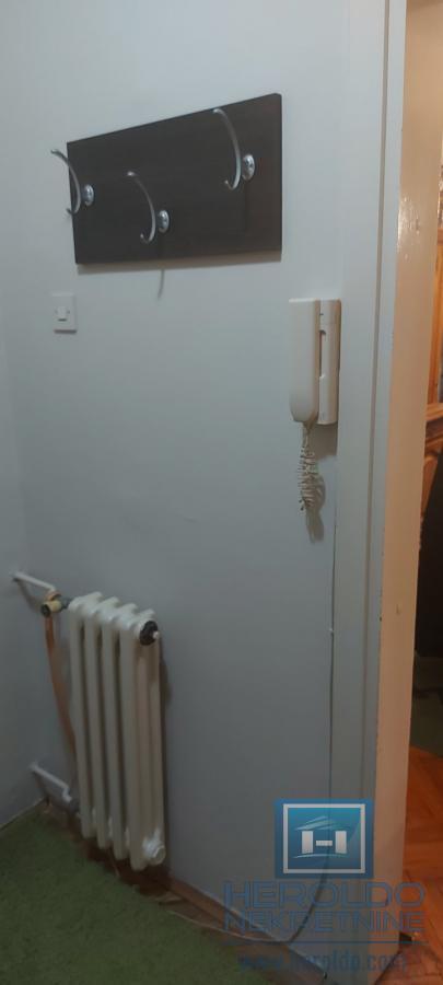 Trosoban, lepo opremljen stan u centru grada