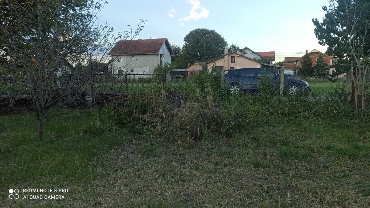 Parcela za izgradnju sa svim priključcima i uknjiženim objektom za adaptaciju u Crvenim livadama