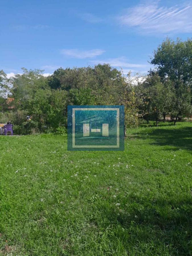 Na prodaju plac od 33 ara sa započetom kućom u Batočini!