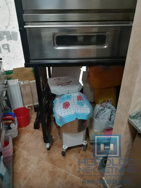 hitna prodaja dva spojena lokala povoljno  u centru grada!!!
