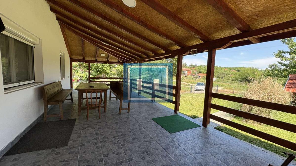 Na prodaju seosko domaćinstvo – dve renovirane kuće na placu od 169.83 ari