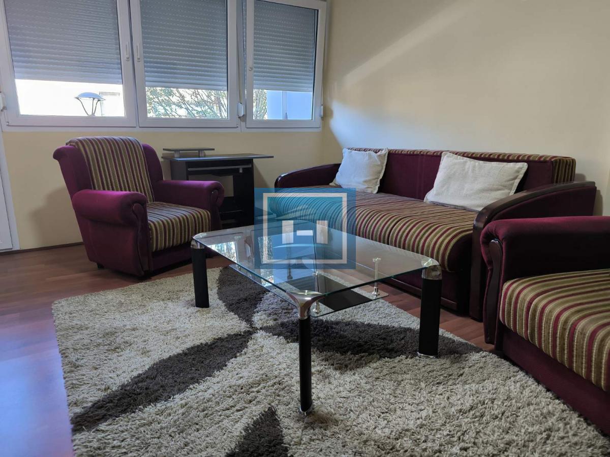 Stan 55 m² na glavnoj ulici – prvi sprat