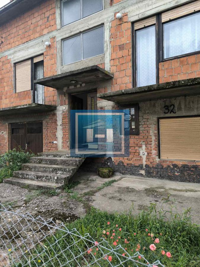 Na prodaju kuća – blizina bolnice, 350m² sa garažom za kamione od 80m²