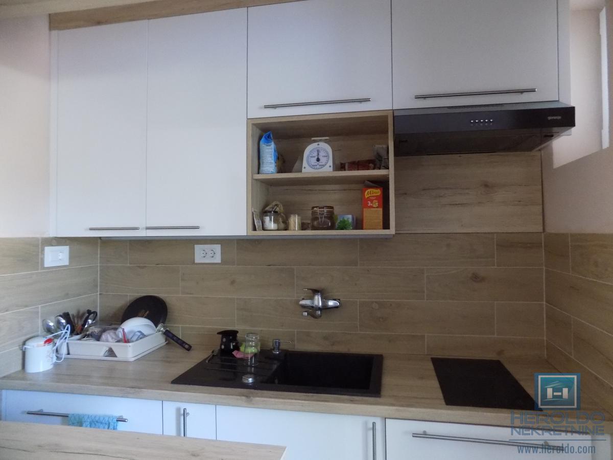 Stan za izdavanje u samom centru-odlična lokacija i spratnost!