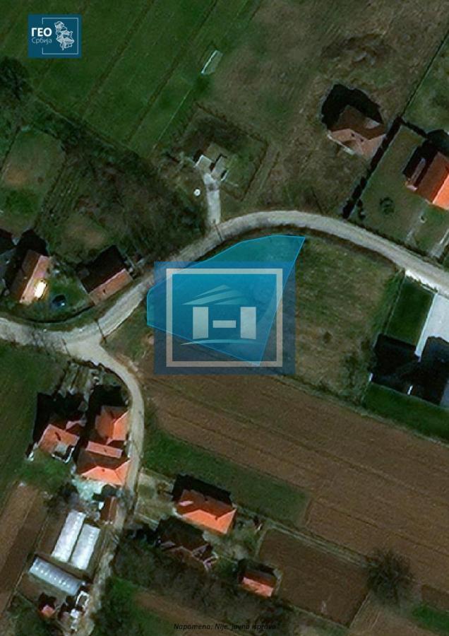 NAŠA PREPORUKA – Na prodaju plac u blizini grada (tri parcele), mirna i razvijena lokacija!