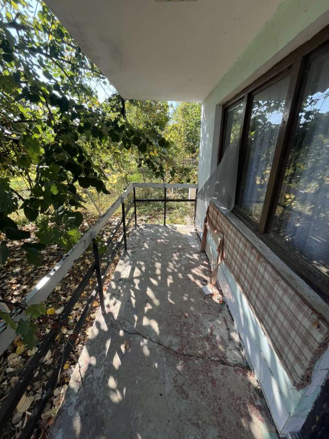 Vikendica sa prelepim pogledom okružena zelenilom.