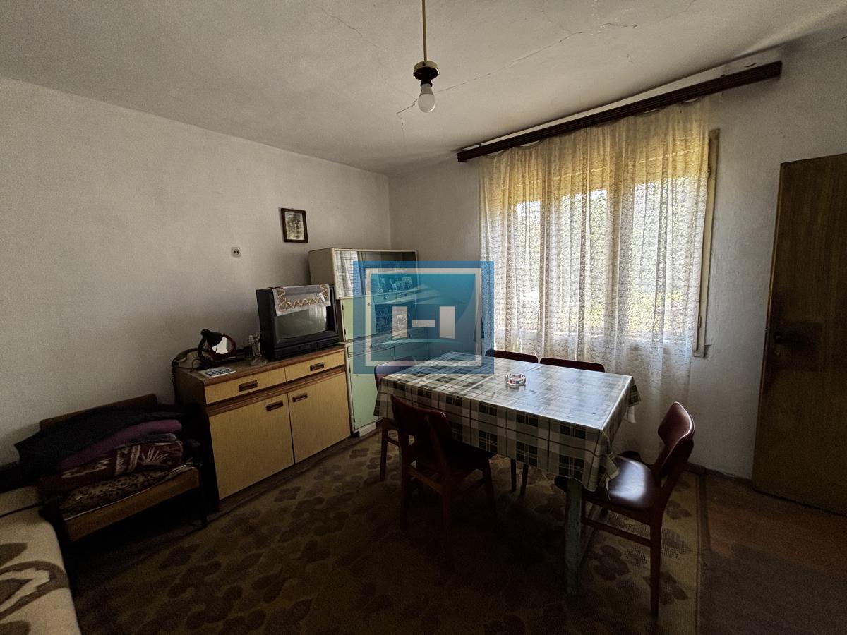 Kuća i plac na periferiji grada-Majur