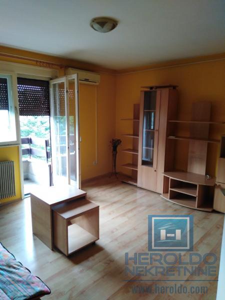 Stan za izdavanje, Sarina međa