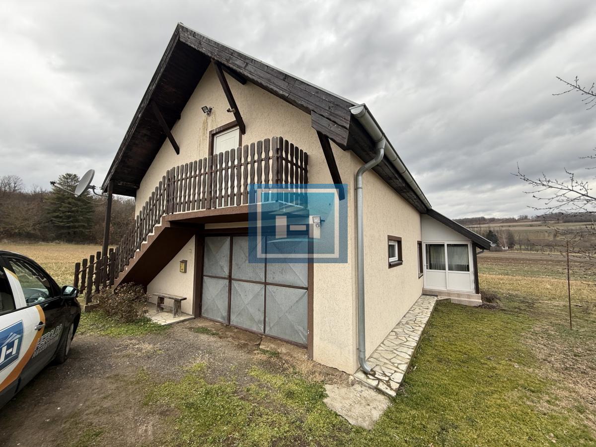 Dve kuće u Glavincima sa velikim imanjem -samo 8 km od grada