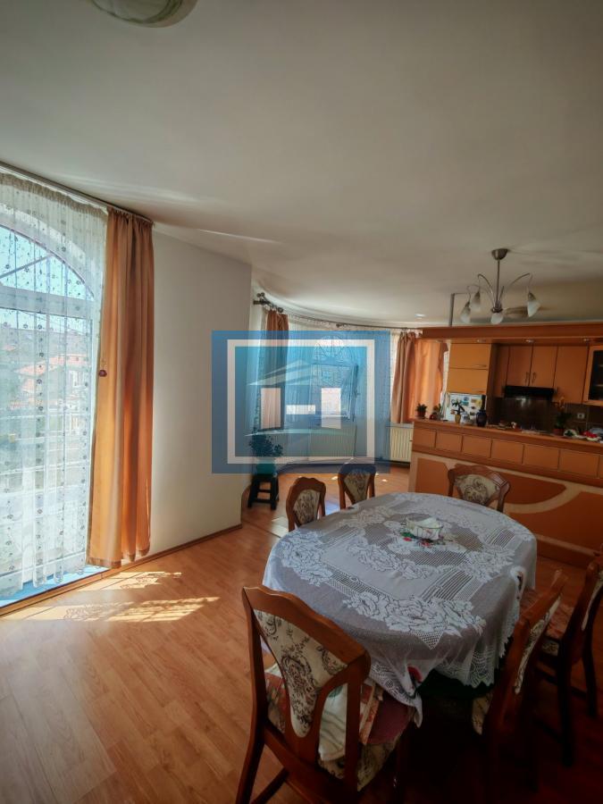 Izdaje se sprat kuće sa upotrebom dvorišta