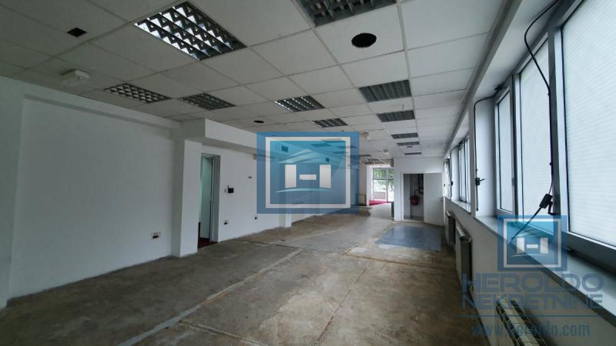 Izdavanje poslovnog prostora u strogom centru Jagodine – odlična lokacija, 171 m²