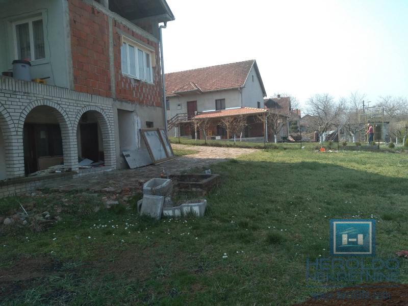 odlicna kuca sa placem u mirnom kraju