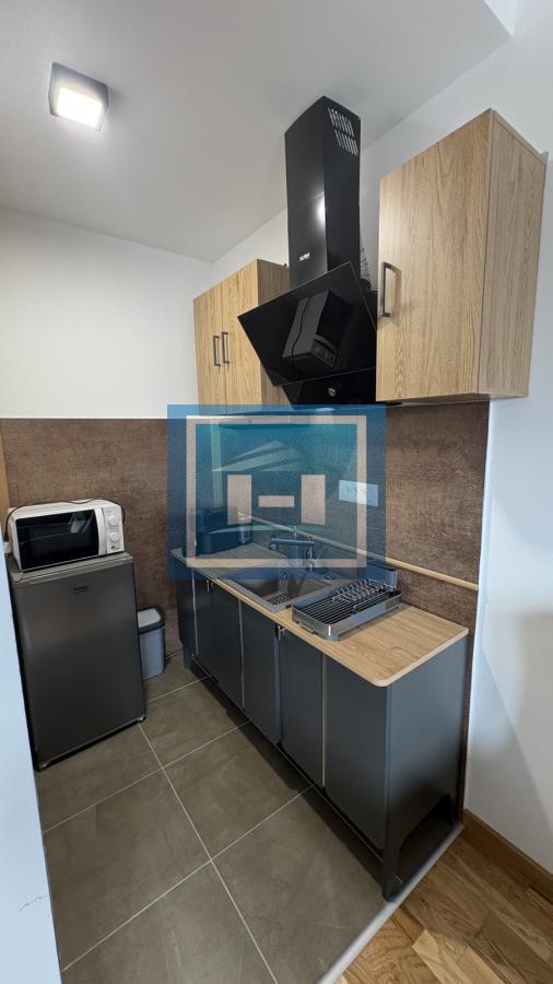 Na prodaju kompletno nameštena garsonjera površine 29 m² sa terasom